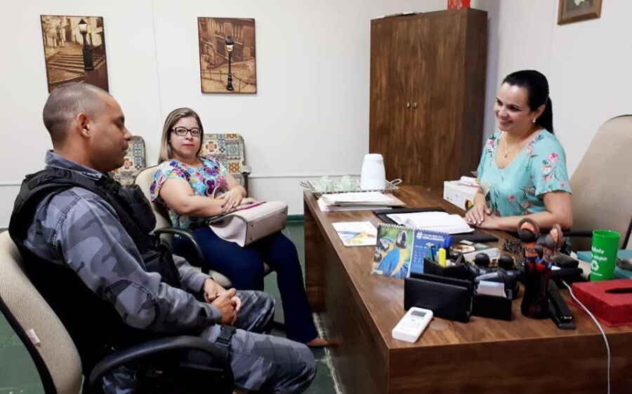 Dinalvinha discute Cinoterapia com técnicos da secretaria de saúde
