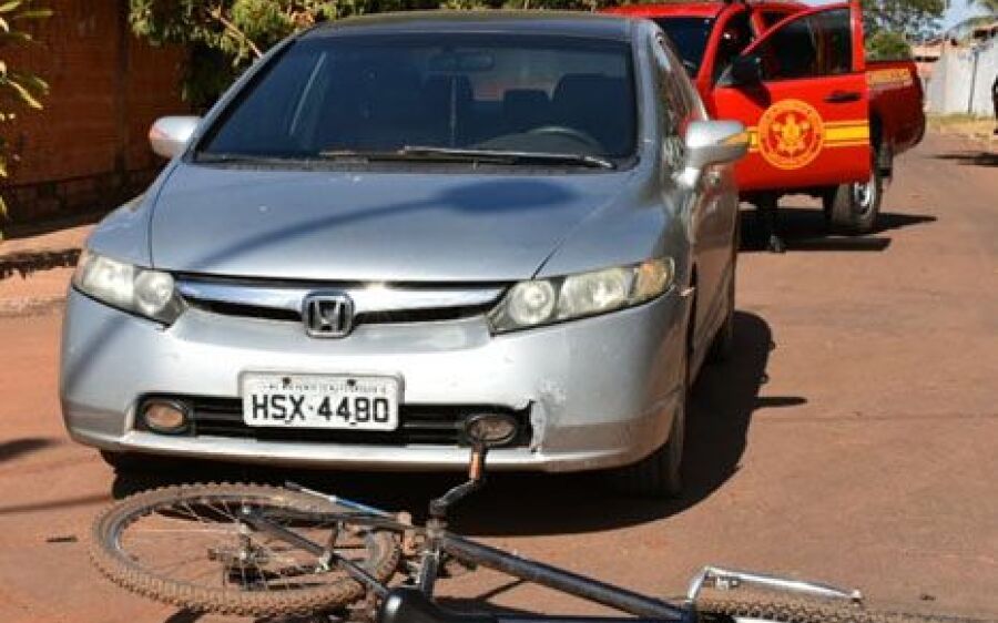Adolescente fica gravemente ferida após ter bicicleta atingida por carro