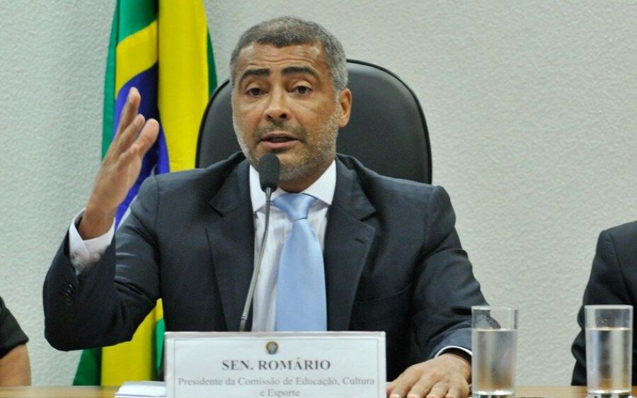Justiça apreende carros e lancha do senador e ex-jogador Romário