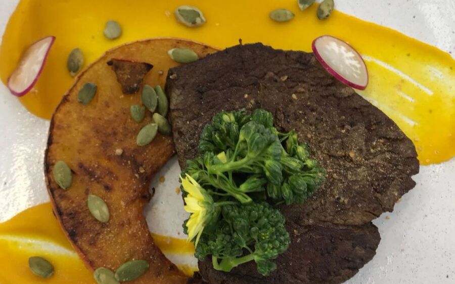 Filé Mignon Bovino com Purês de  Abóbora e Ervilha