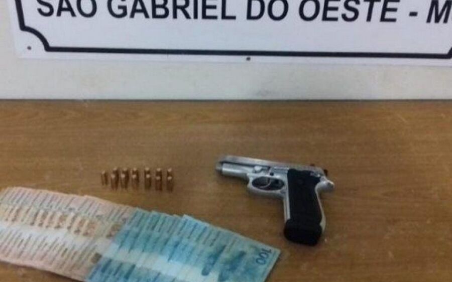 Palhaço armado com pistola e com 2,5 mil em espécie foi preso em São Gabriel 