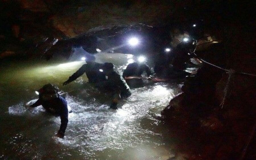 Todos os 12 meninos e o treinador estão fora da caverna na Tailândia