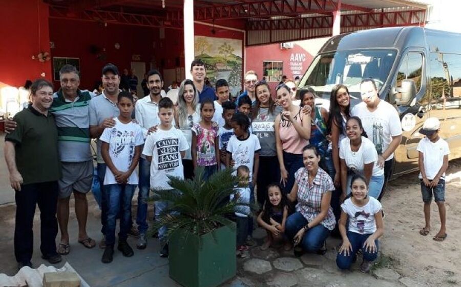 AAVC de Coxim recebe van viabilizada pela vereadora Lucia através de emenda