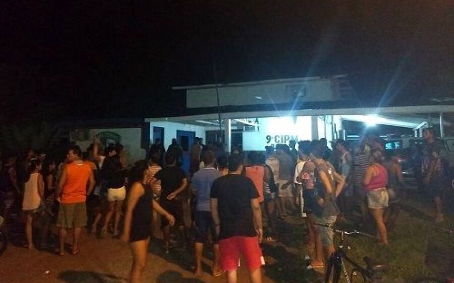 Moradores invadem quartel e queimam suspeito de estuprar e matar adolescente