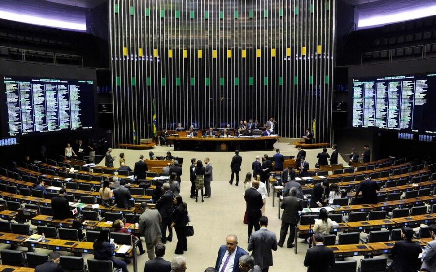 Câmara aprova MP que  estabelece preços mínimos de frete; texto concede anistia a multas de trânsito