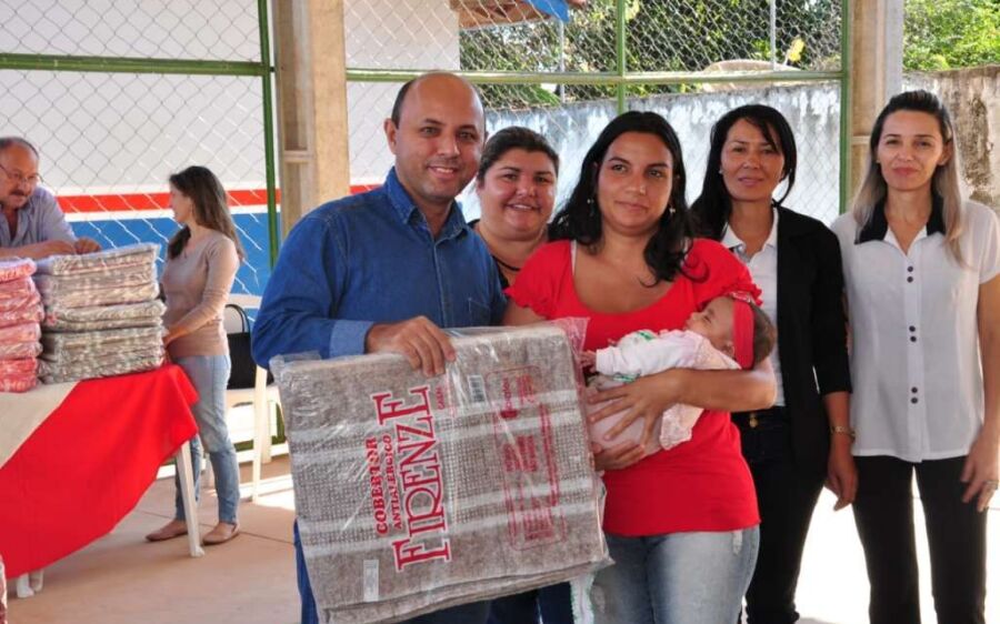 Cobertores são entregues às famílias atendidas pelo Semcas em Coxim