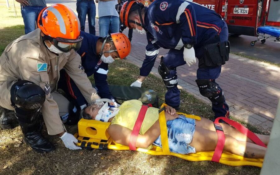 Motociclista fica ferida em colisão com veículo em Coxim