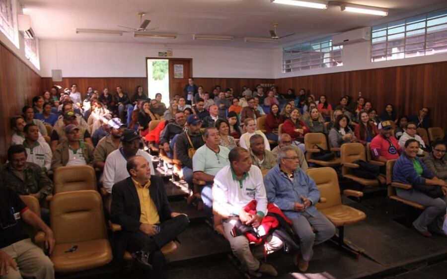 Prefeito e secretário de Saúde de Rio verde entregaram uniformes a servidores da pasta