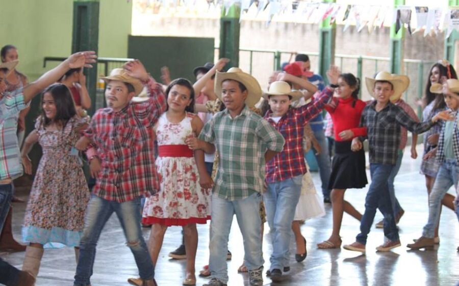 Escola Crescêncio de Abreu relizou festa julina com comunidade escolar em rio Verde