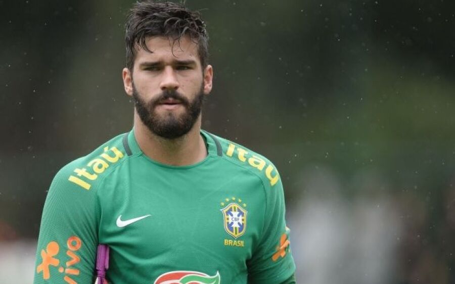 Roma aceita proposta do Liverpool por Alisson, que se torna o goleiro mais caro da história