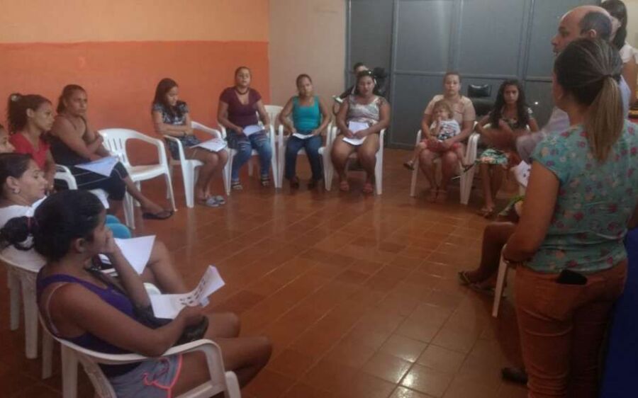 Beneficiárias do CRAS Piracema fazem curso de design de sobrancelhas