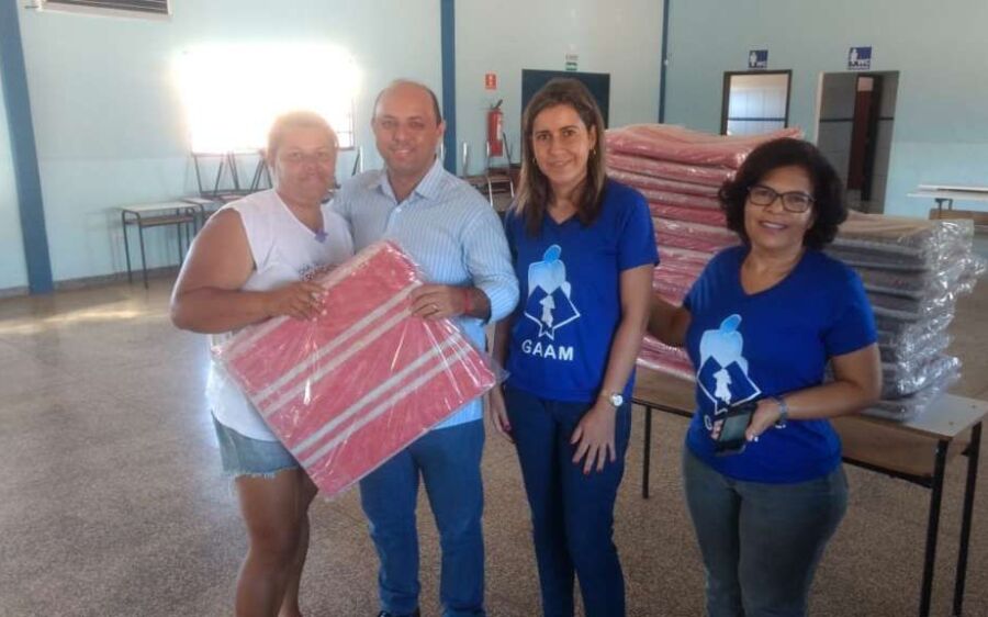 Cobertores são entregues às famílias atendidas por instituições de Coxim