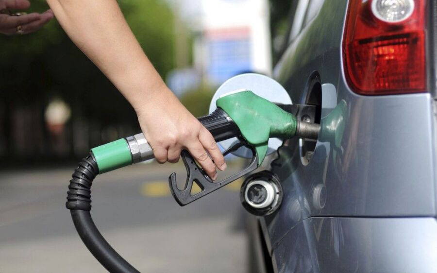Após semana com preço estável,  Petrobras volta a baixar gasolina
