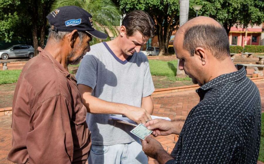 Semcas realiza orientação de rotina a pessoas em  situação de rua em Coxim