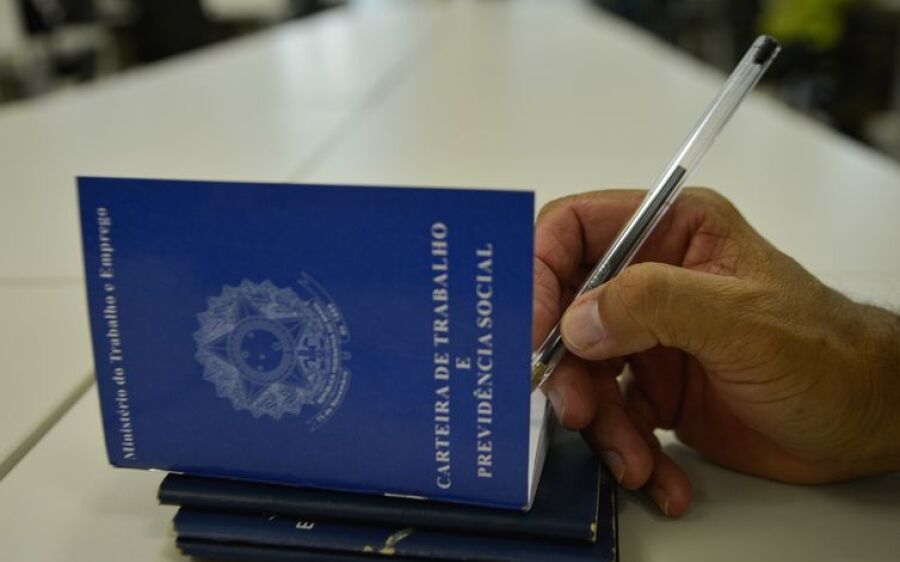 Carteiras de trabalho poderão ser emitidas em agências dos Correios