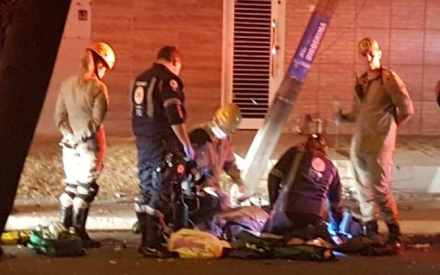 Motociclista perde controle, bate em poste e morre a 500 metros da casa dos pais