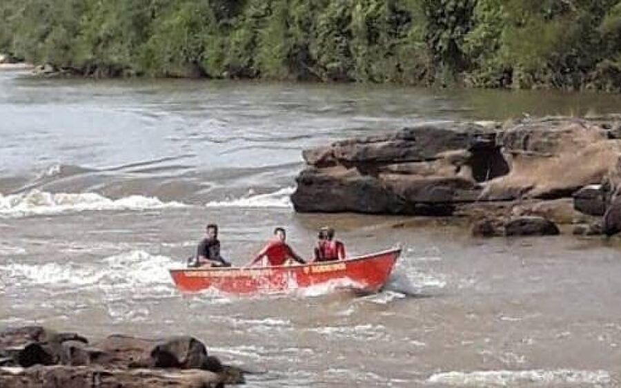 Bombeiros buscam por adolescente que desapareceu ao tentar atravessar rio nadando