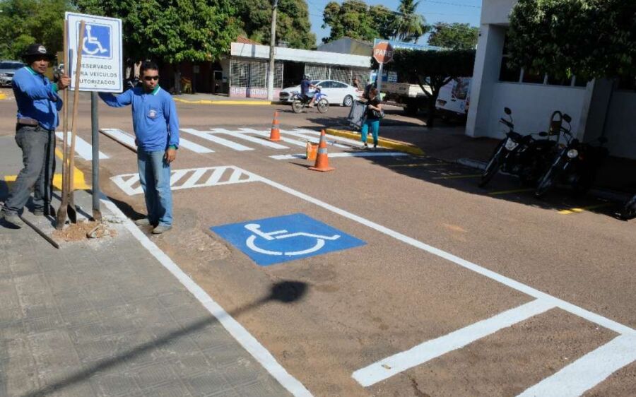 Vias urbanas recebem sinalização horizontal para garantir ordem e segurança no trânsito