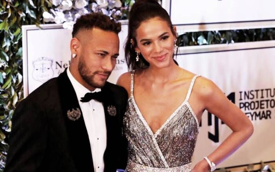 Neymar se declara para Marquezine com faixa em avião: ‘Te amo, preta’