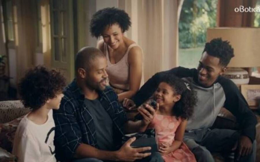 O Boticário faz propaganda com família negra, recebe 17 mil ‘não gostei’ e enxurrada de críticas 