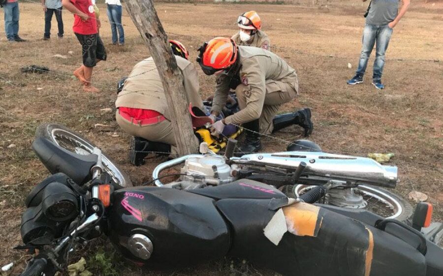 Piloto perde o controle da moto e colide em cerca de arame farpado próximo ao CTN