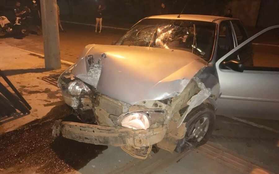 Motorista perde o  controle e carro se choca contra o muro em Coxim