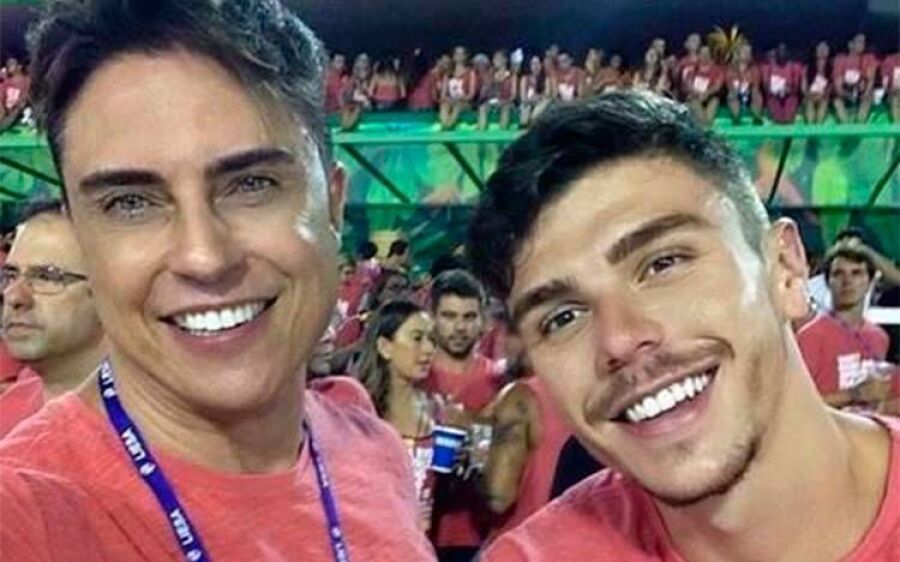 Cantor Marcelo Augusto revela namorado no Instagram
