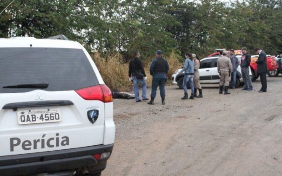 Corpo de homem com tatuagem de dragão é encontrado em estrada
