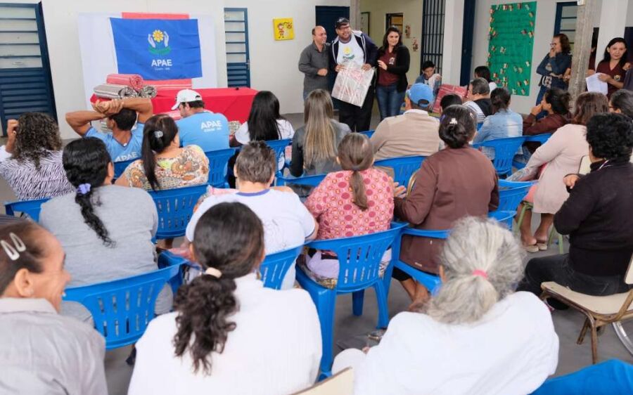 SEMCAS entrega  cobertores a famílias de alunos da APAE Coxim