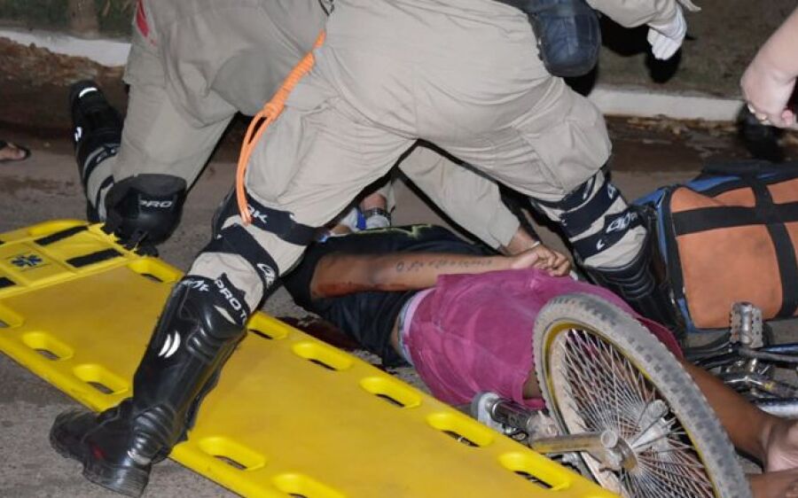 Ciclista atingida por moto em Coxim foi transferida para Campo Grande 