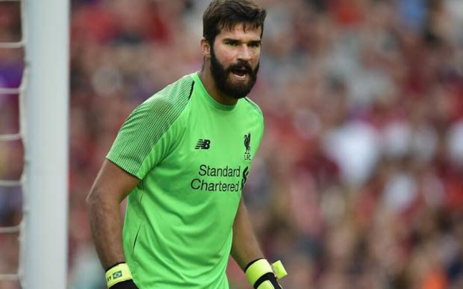 Estreia de Alisson em  Anfield tem palmas a cada toque e ovação de pé na saída