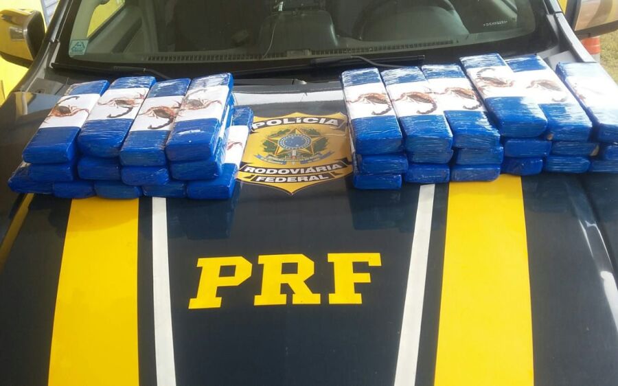Adolescente que viajava de carona é apreendida pela PRF com 22 Kg de maconha
