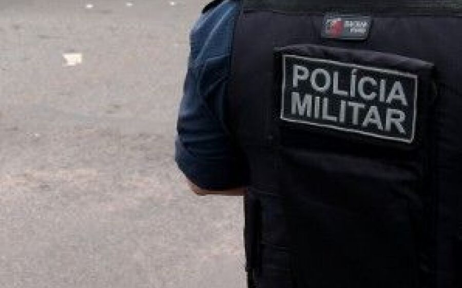 Homem rasga roupa da esposa na rua e dispara: 