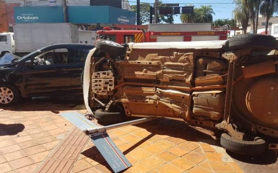 Motorista tomba carro ao furar sinal em Campo Grande e veículos param em calçada