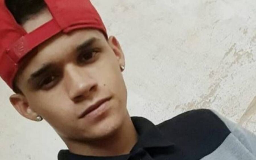 Jovem morre ao ser espancado com ferro de passar roupa e pedradas