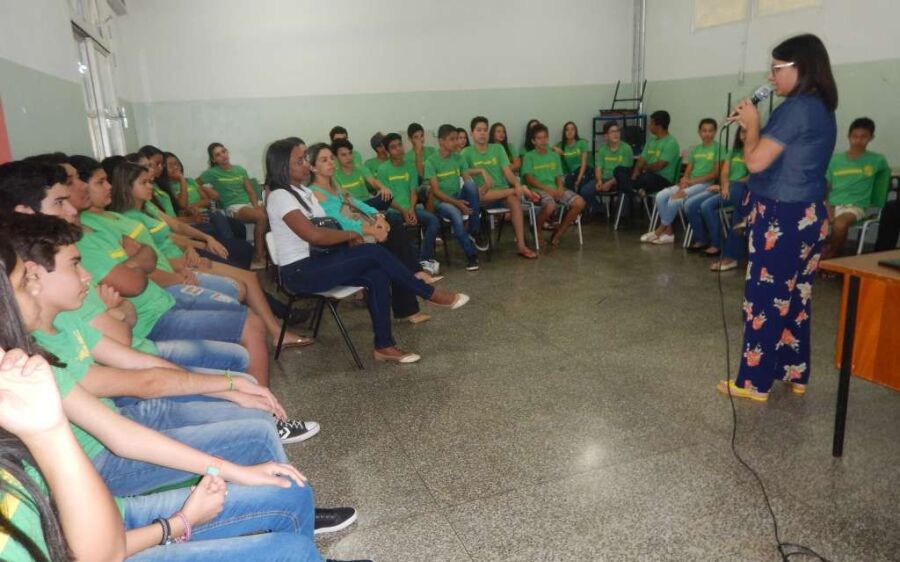 Estudantes assistem  palestras sobre violência contra as mulheres