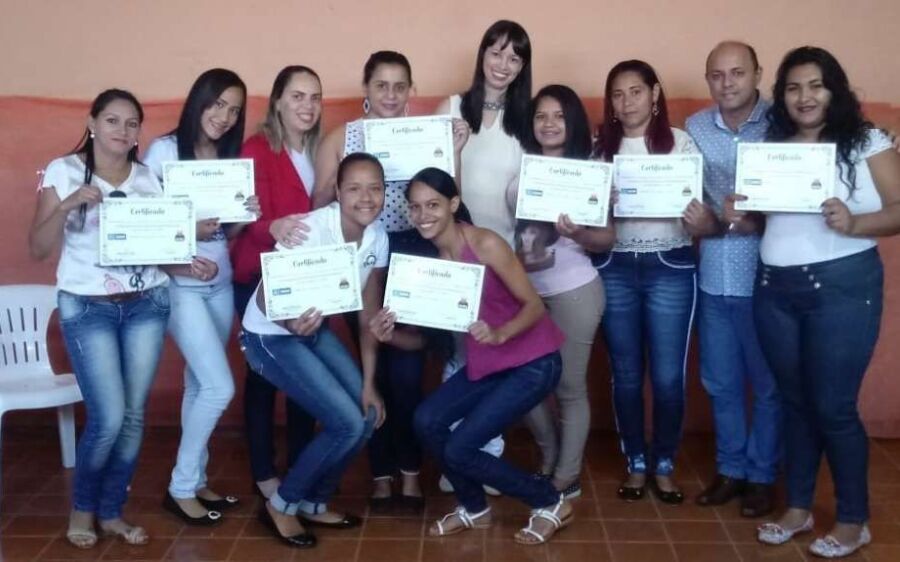 Semcas finaliza curso de design de sobrancelhas para beneficiárias de programas sociais
