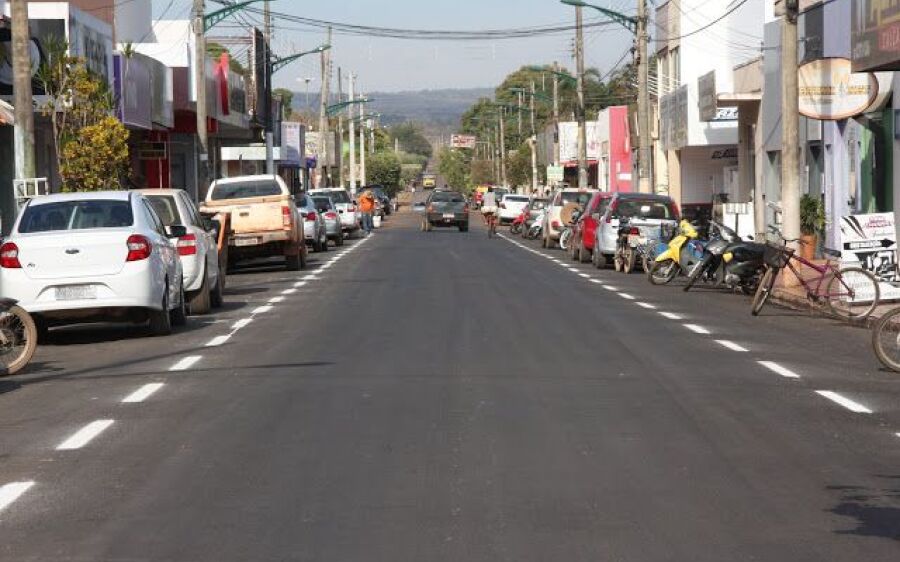 Prefeitura de Rio  Verde realiza pintura  de meio-fio nas ruas da cidade