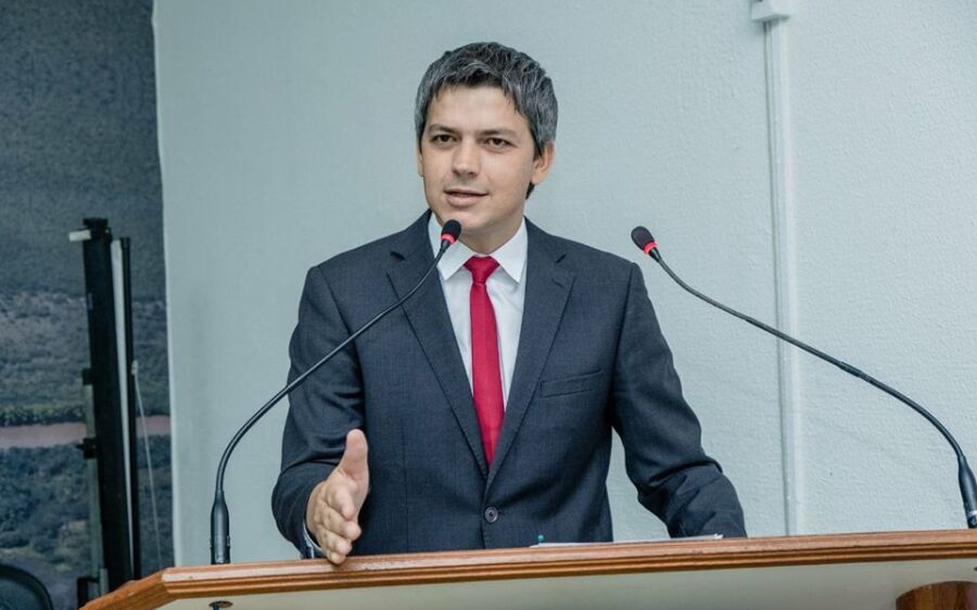 Mudança de horário, cortes de horas extras e demissões são anunciadas por prefeito de Coxim