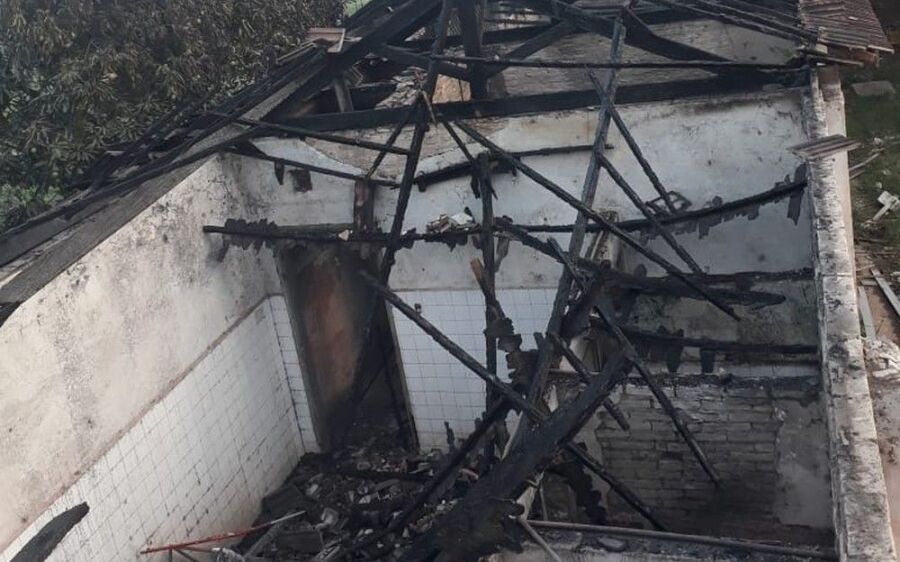 Galpão da antiga Rede Ferroviária de Campo Grande pega fogo e Corpo de Bombeiros é acionado