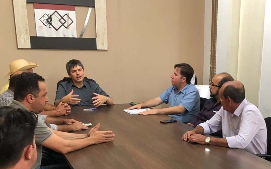 Prefeito empossa novo  secretário de Receita e Gestão
