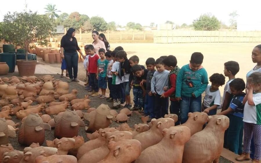 Alunos visitam Cerâmica  Figueira e acompanham  produção de peças de argila