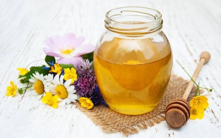 Especialistas recomendam o uso do mel natural para tratar a tosse