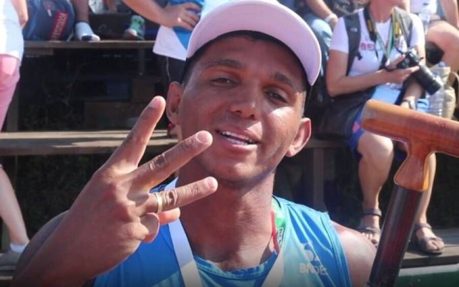 Isaquias Queiroz conquista ouro no mundial de canoagem