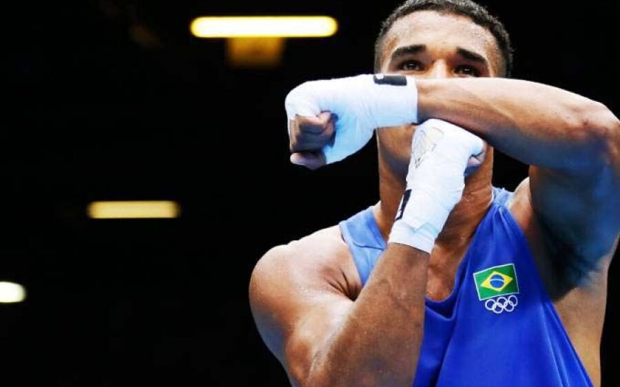 Pugilista Esquiva Falcão sofre ataque racista nas redes sociais