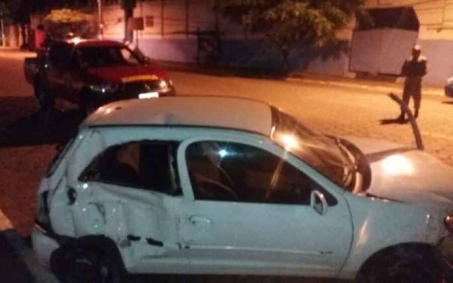 Durante briga de casal, mulher puxa volante e carro acerta muro de escola