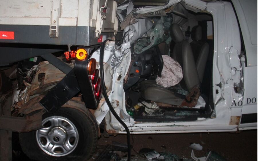 CARRO FÚNEBRE  colide contra traseira de carreta estacionada 