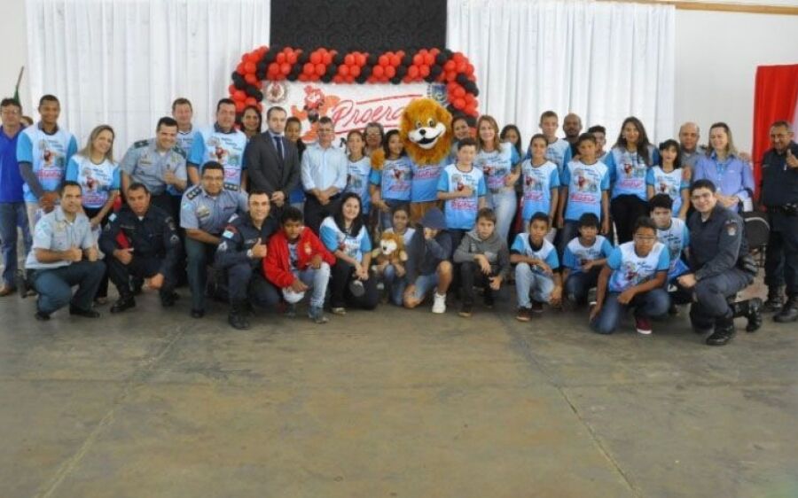 Na formatura do Proerd em Sonora, aluna se destaca por redação poética e ganha prêmio