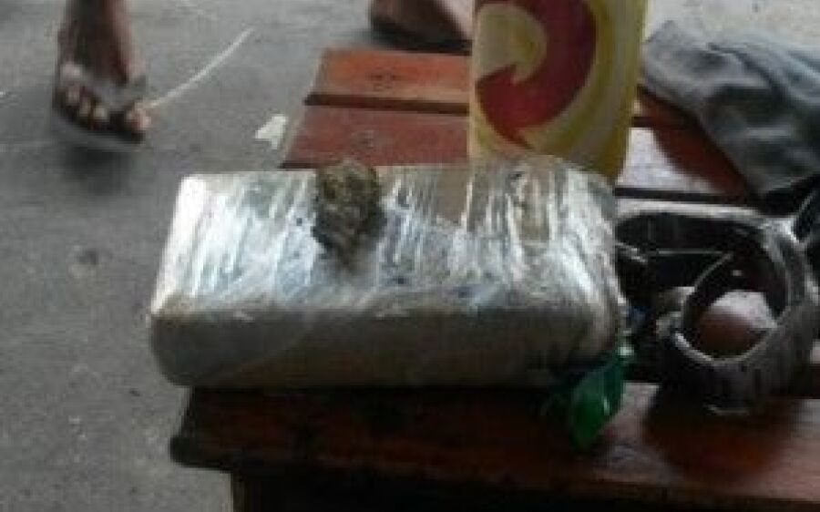 Polícia prende homem com tablete de maconha em bolsa
