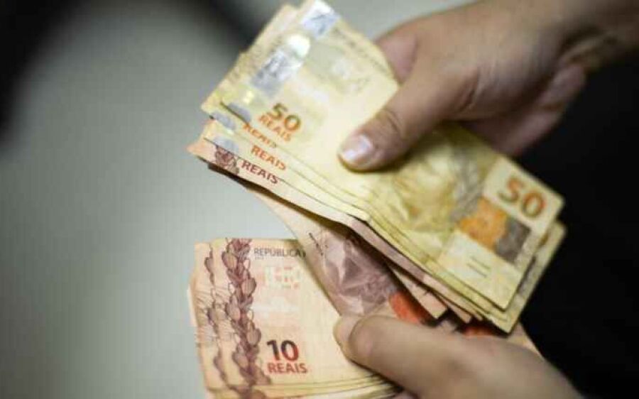 Governo aumenta para R$ 1.006  previsão para salário mínimo em 2019